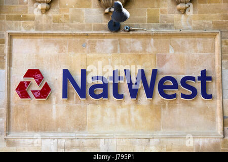 PETERBOROUGH, Regno Unito - 22 Maggio 2017: La Natwest logo sopra l'entrata di una delle loro filiali in Peterborough, il 22 maggio 2017. Foto Stock