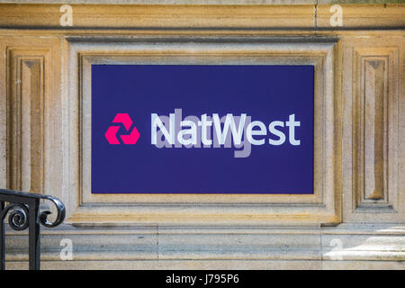 PETERBOROUGH, Regno Unito - 22 Maggio 2017: La Natwest logo sopra l'entrata di una delle loro filiali in Peterborough, il 22 maggio 2017. Foto Stock