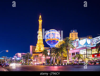 LAS VEGAS, NEVADA - Maggio 17, 2017: Las Vegas Boulevard illuminata di notte con hotels e resorts casinò in vista. Foto Stock