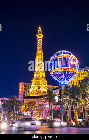 LAS VEGAS, NEVADA - Maggio 17, 2017: Las Vegas Boulevard illuminata di notte con hotels e resorts casinò in vista. Foto Stock