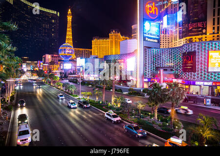 LAS VEGAS, NEVADA - Maggio 17, 2017: Las Vegas Boulevard illuminata di notte con hotels e resorts casinò in vista. Foto Stock