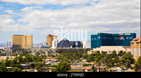 LAS VEGAS, NEVADA - Maggio 17, 2017: Città di Las Vegas in una giornata di sole con hotels e resorts casinò in vista. Foto Stock