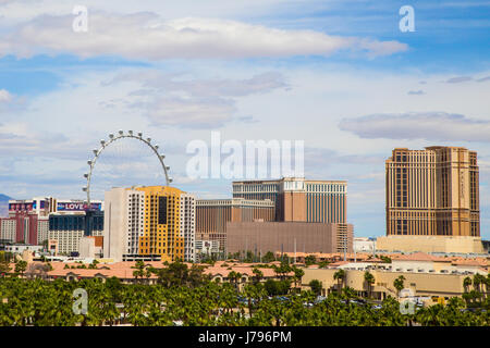 LAS VEGAS, NEVADA - Maggio 17, 2017: Città di Las Vegas in una giornata di sole con hotels e resorts casinò in vista. Foto Stock