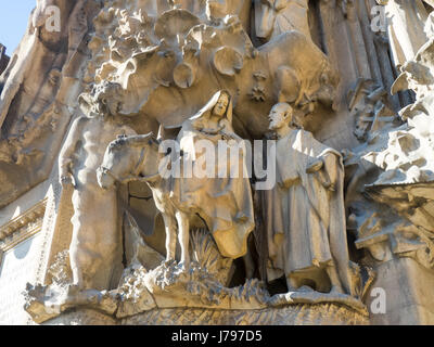 Elaborare le sculture sulla facciata della Natività di Gaudi Sagrada Familia Basilica, Barcelona, Spagna. Foto Stock