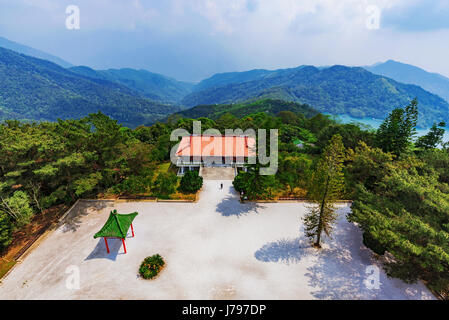 Vista panoramica di Ci'en pagoda cortile e Sole Luna lago di montagna Foto Stock