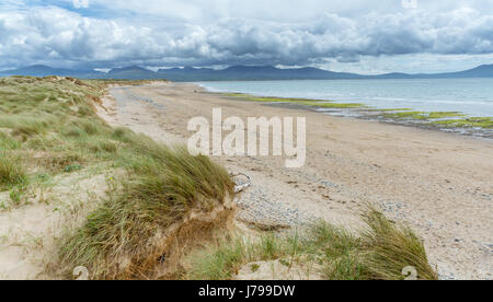 Una vista verso il Menai Strait e Snowdonia, preso da Llanddwyn spiaggia di Newborough su Anglesey Foto Stock