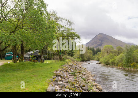 Camper dal fiume Coe, scoiattolo rosso campeggio, Glencoe, Scotland, Regno Unito Foto Stock