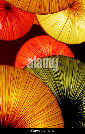 Sospesa retroilluminato ombrelli orientali Foto Stock