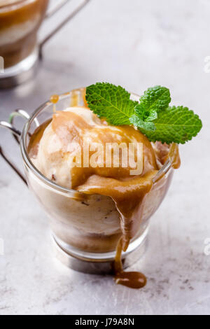 In casa birra fredda caffè ghiacciato con salsa di caramello su sfondo grigio chiaro, semplice ed elegante dessert estivo Foto Stock