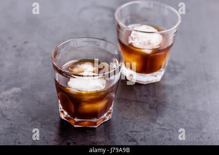 Cold brew coffee sul grigio rustico tavolo, estate semplice bevanda ghiacciata Foto Stock