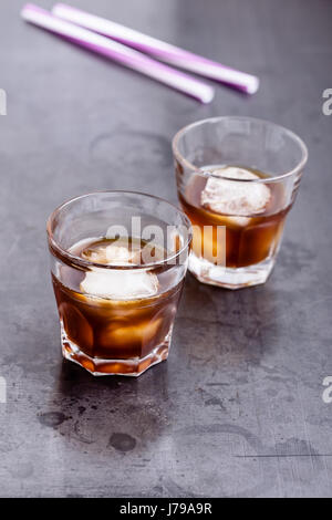 Cold brew coffee sul grigio rustico tavolo, estate semplice bevanda ghiacciata Foto Stock