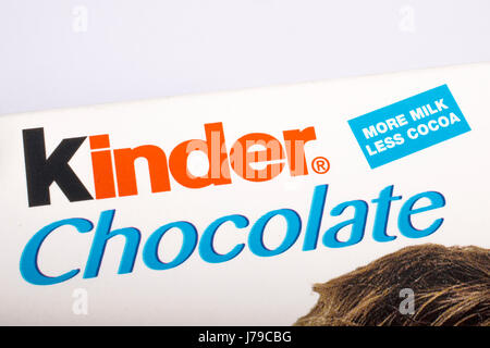 LONDON, Regno Unito - 23 Maggio 2017: il cioccolato Kinder logo su uno dei loro prodotti dolciari, il 23 maggio 2017. Foto Stock