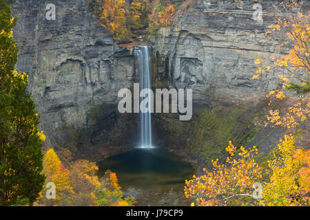 Autunno a colori circonda Taughannock cade a Taughannock cade parco dello Stato di New York. Stati Uniti d'America Foto Stock