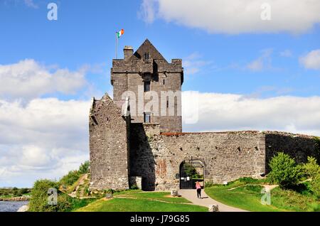 Dunguaire Castle in Kinvara, nella contea di Galway, Irlanda. Dunguaire Castle fu costruito nel XVI secolo. Foto Stock