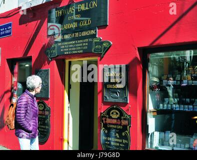 Shopper contempla un negozio colorato a Galway, nella contea di Galway, Irlanda. , Foto Stock