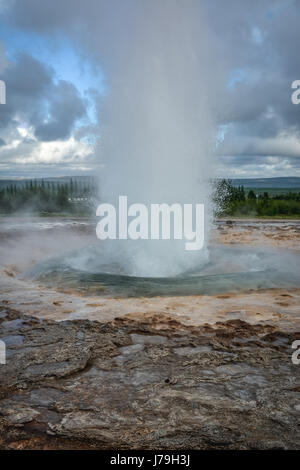 Eruzione del geyser Strokkur in Islanda in estate -close-up Foto Stock