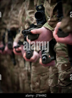 Soldati pistole di contenimento Foto Stock