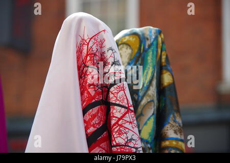 Rotoli di velo colorato e sari materiale per la vendita su un tessuto stallo a Chalton Street Market in London REGNO UNITO Foto Stock