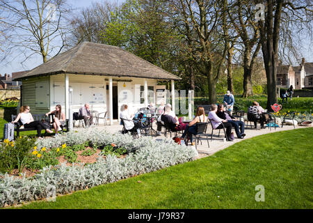 Una di quelle rare giornate di primavera, Museo Giardini, città di York, England, Regno Unito Foto Stock