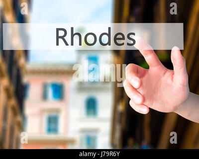 Rodi - Mano premendo un pulsante sul fondo sfocato concetto . Business, tecnologia internet concetto. Stock Photo Foto Stock