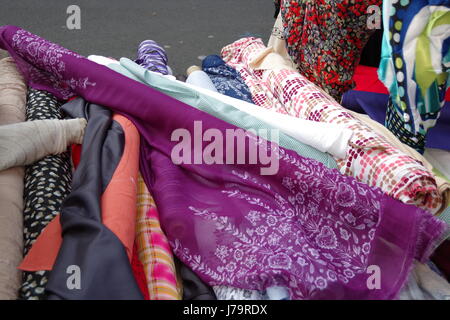 Rotoli di velo colorato e sari materiale per la vendita su un tessuto stallo a Chalton Street Market in London REGNO UNITO Foto Stock