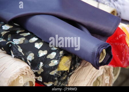 Rotoli di velo colorato e sari materiale per la vendita su un tessuto stallo a Chalton Street Market in London REGNO UNITO Foto Stock