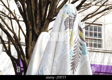 Rotoli di velo colorato e sari materiale per la vendita su un tessuto stallo a Chalton Street Market in London REGNO UNITO Foto Stock