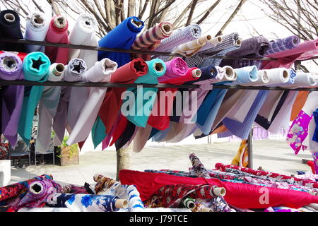 Rotoli di velo colorato e sari materiale per la vendita su un tessuto stallo a Chalton Street Market in London REGNO UNITO Foto Stock