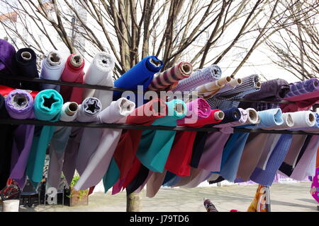 Rotoli di velo colorato e sari materiale per la vendita su un tessuto stallo a Chalton Street Market in London REGNO UNITO Foto Stock