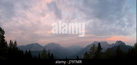 Impressionante gamma di montagna panorama. La mattina presto in Stiria Alpi calcaree. La pittoresca nuvole sono luminosamente illuminata dal sole nascente. Foto Stock