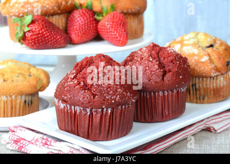 Varietà di deliziosi muffin colazione servita su piatti con le fragole Foto Stock