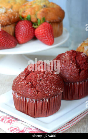 Varietà di deliziosi muffin colazione servita su piatti con le fragole come si vedrebbe in un brunch Foto Stock