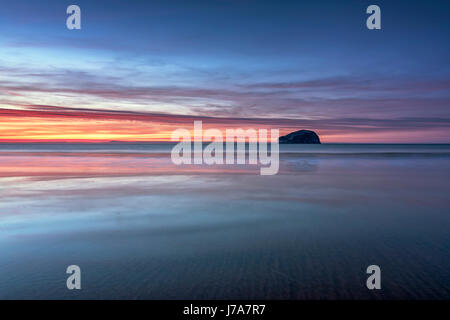 Bass Rock al tramonto dalla spiaggia Seacliff, East Lothian, Scozia, Regno Unito. Foto Stock