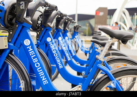 Fila di Melbourne condividi bike Foto Stock