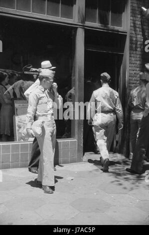 Soldati provenienti da Fort Benning presso il terminal degli autobus a Columbus, Georgia, 1941. Foto Stock