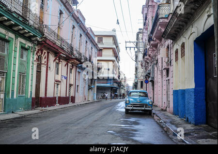 Vecchi edifici colorati e classic car parcheggiato sulla strada della Vecchia Havana, Cuba Foto Stock