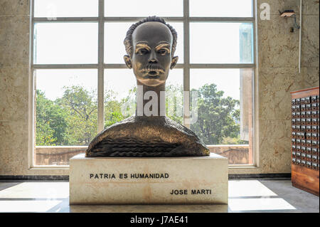 Statua di Jose Marti presso la biblioteca nazionale di Cuba Jose Martí in Plaza de la Revolucion, Havana, Cuba Foto Stock