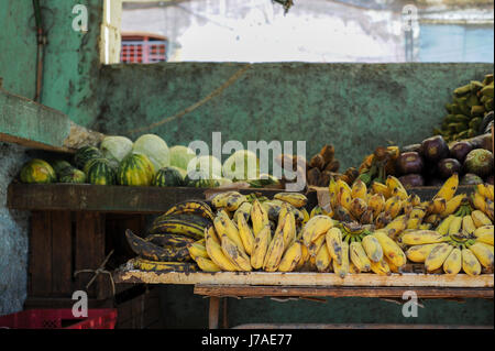 La frutta e la verdura stand a coltivatori locali'mercato in Neptuno street, Havana, Cuba Foto Stock