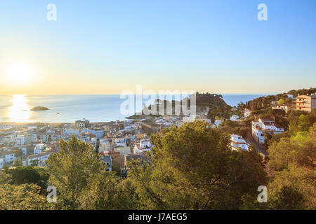 Spagna, Catalogna, Costa Brava, Tossa de Mar, Vila Vella o la città vecchia e la città all'alba Foto Stock