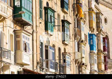 La Valletta, capitale di Malta, tipico, legno-placcati balconi, finestre a baia, con finestre sul case, Foto Stock