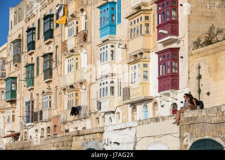 La Valletta, capitale di Malta, tipico, legno-placcati balconi, finestre a baia, con finestre sul case, Foto Stock