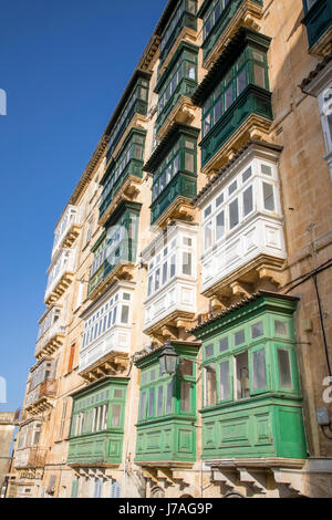 La Valletta, capitale di Malta, tipico, legno-placcati balconi, finestre a baia, con finestre sul case, Foto Stock