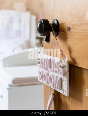 Nome sign appeso sulla maniglia della porta della camera da letto per i bambini Foto Stock
