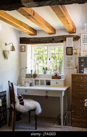 Studio accogliente con crittal windows e Club di ottone luce da parete da Jim Lawrence la scrivania è da Dormy House Foto Stock