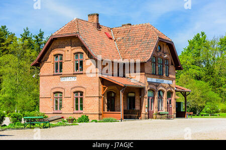 Brosarp, Svezia - 18 Maggio 2017: documentario della pubblica storica area della stazione ferroviaria. Il vecchio edificio della stazione visto dalla piattaforma. Foto Stock