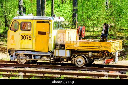 Brosarp, Svezia - 18 Maggio 2017: documentario della pubblica storica area della stazione ferroviaria. Giallo manutenzione vintage auto equipaggiate con tubo flessibile per acqua e piccole Foto Stock