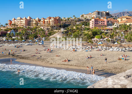 Molte persone a prendere il sole sulla Playa del Duque beach. Costa Adeje, Tenerife, Isole Canarie, Spagna Foto Stock