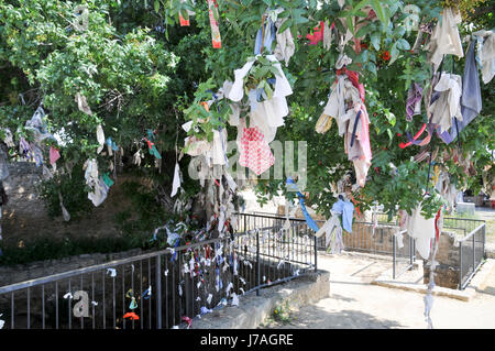 Offerte di personale sulla struttura ad albero a Agia Solomoni catacomba, Paphos, Cipro Foto Stock