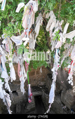 Offerte di personale sulla struttura ad albero a Agia Solomoni catacomba, Paphos, Cipro Foto Stock