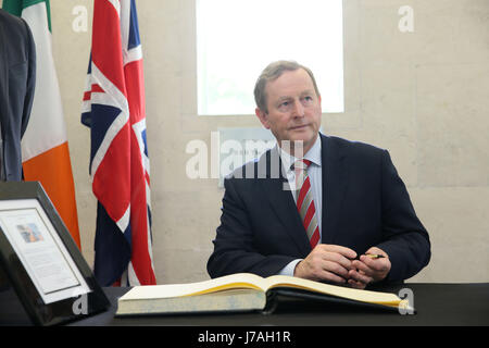 Taoiseach Enda Kenny segni un libro di condoglianze presso l' Ambasciata britannica a Dublino per coloro che sono stati colpiti da un attacco in Manchester. Foto Stock